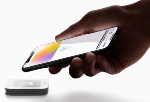 Apple Card hand iPhoneXS payment 032519