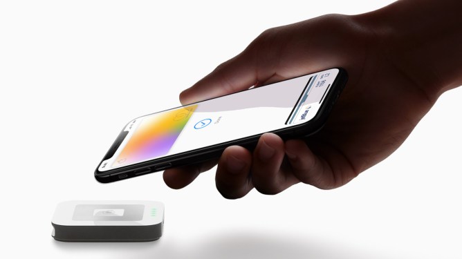 Apple Card hand iPhoneXS payment 032519
